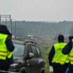 17.11.2025. Mika. Działania służb przy zniszczonym fragmencie torowiska na trasie Dęblin-Warszawa / Fot. PAP/Przemysław Piątkowski