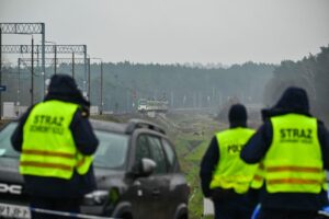 Na trasie Warszawa-Lublin doszło do aktu dywersji - Radio Kielce 17.11.2025. Mika. Działania służb przy zniszczonym fragmencie torowiska na trasie Dęblin-Warszawa / Fot. PAP/Przemysław Piątkowski