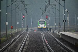 Na trasie Warszawa-Lublin doszło do aktu dywersji - Radio Kielce 17.11.2025. Mika. Działania służb przy zniszczonym fragmencie torowiska na trasie Dęblin-Warszawa / Fot. PAP/Przemysław Piątkowski