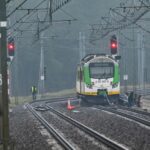 17.11.2025. Mika. Działania służb przy zniszczonym fragmencie torowiska na trasie Dęblin-Warszawa / Fot. PAP/Przemysław Piątkowski