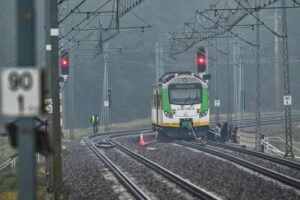 Na trasie Warszawa-Lublin doszło do aktu dywersji - Radio Kielce 17.11.2025. Mika. Działania służb przy zniszczonym fragmencie torowiska na trasie Dęblin-Warszawa / Fot. PAP/Przemysław Piątkowski