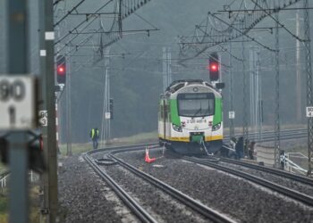 Dwa akty dywersji na kolei - Radio Kielce 17.11.2025. Mika. Działania służb przy zniszczonym fragmencie torowiska na trasie Dęblin-Warszawa / Fot. PAP/Przemysław Piątkowski