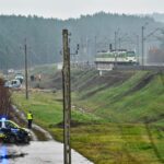 17.11.2025. Mika. Działania służb przy zniszczonym fragmencie torowiska na trasie Dęblin-Warszawa / Fot. PAP/Przemysław Piątkowski