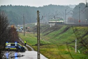 Na trasie Warszawa-Lublin doszło do aktu dywersji - Radio Kielce 17.11.2025. Mika. Działania służb przy zniszczonym fragmencie torowiska na trasie Dęblin-Warszawa / Fot. PAP/Przemysław Piątkowski