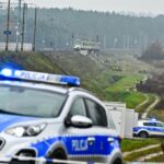 17.11.2025. Mika. Działania służb przy zniszczonym fragmencie torowiska na trasie Dęblin-Warszawa / Fot. PAP/Przemysław Piątkowski