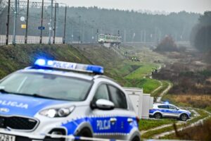 Na trasie Warszawa-Lublin doszło do aktu dywersji - Radio Kielce 17.11.2025. Mika. Działania służb przy zniszczonym fragmencie torowiska na trasie Dęblin-Warszawa / Fot. PAP/Przemysław Piątkowski