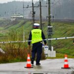 17.11.2025. Mika. Działania służb przy zniszczonym fragmencie torowiska na trasie Dęblin-Warszawa / Fot. PAP/Przemysław Piątkowski