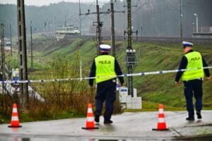 Na trasie Warszawa-Lublin doszło do aktu dywersji - Radio Kielce 17.11.2025. Mika. Działania służb przy zniszczonym fragmencie torowiska na trasie Dęblin-Warszawa / Fot. PAP/Przemysław Piątkowski