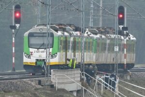 Na trasie Warszawa-Lublin doszło do aktu dywersji - Radio Kielce 17.11.2025. Mika. Działania służb przy zniszczonym fragmencie torowiska na trasie Dęblin-Warszawa / Fot. PAP/Przemysław Piątkowski