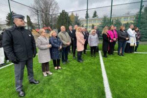 12.11.2025. Sandomierz. Otwarcie boiska wielofunkcyjnego przy Zespole Szkół Technicznych i Ogólnokształcących / Fot. Grażyna Szlęzak-Wójcik - Radio Kielce