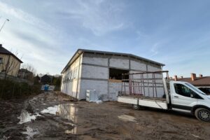 Podkielecka gmina stawia na sport. Dzieci będą ćwiczyć w nowoczesnych halach - Radio Kielce Hala sportowa przy szkole w Chełmcach / Fot. Marcin Marszałek - Radio Kielce