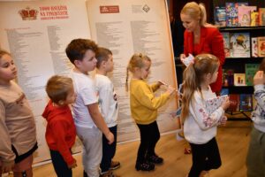 Dzieci powinny tupać i klaskać podczas czytania - Radio Kielce 14.11.2025. Kielce. Wojewódzka Biblioteka Publiczna im. Witolda Gombrowicza w Kielcach. Akcja „1000 książek na Tysiąclecie Królestwa Polskiego” / Fot. Wojewódzka Biblioteka Publiczna im. Witolda Gombrowicza w Kielcach - Facebook