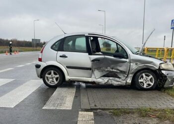 Trzy osoby, w tym półtoraroczne dziecko poszkodowane w wypadku w Sukowie - Radio Kielce 15.11.2025. Suków. Wypadek / Fot. policja