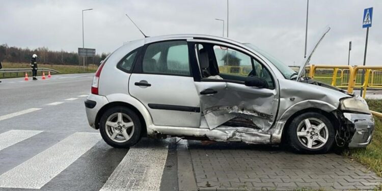 Trzy osoby, w tym półtoraroczne dziecko, poszkodowane w wypadku w Sukowie - Radio Kielce 15.11.2025. Suków. Wypadek / Fot. policja