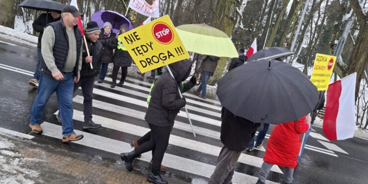 Kolejna blokada na drodze krajowej. Mieszkańcy są nieustępliwi - Radio Kielce Jaronowice w gminie Nagłowice. Protest / Fot. Paulina Grzywnowicz