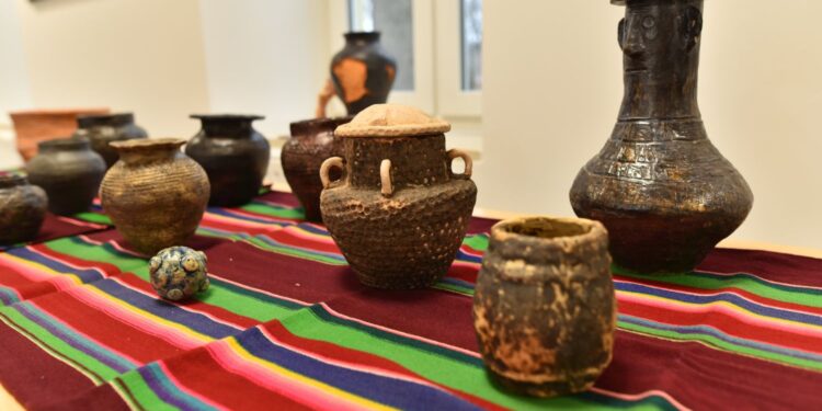 29.11.2025. Końskie. SOWA - KCK. Wystawa „Ziemia Króla 1025-1925-2025- 1000 lat korony polskiej, 100 lat od odkrycia cmentarzyska z XI wieku w Końskich” / Fot. Magdalena Galas-Klusek - Radio Kielce