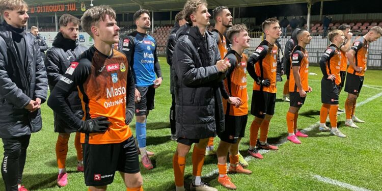 29.11.2025. Ostrowiec Św. Betclic 3. liga. KSZO 1929 Ostrowiec - Wisłoka Dębica / Fot. Kamil Król - Radio Kielce