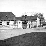 Kielce. Ulica Paderewskiego. Lata 1945-1957. Fragment zabudowy przy skrzyżowaniu ulic Paderewskiego i Czarnowskiej. W tle widoczne budynki u zbiegu ulic Okrzei i 1 Maja / źródło: fotopolska.eu