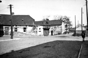 Historia kieleckich ulic. Paderewskiego - Radio Kielce Kielce. Ulica Paderewskiego. Lata 1945-1957. Fragment zabudowy przy skrzyżowaniu ulic Paderewskiego i Czarnowskiej. W tle widoczne budynki u zbiegu ulic Okrzei i 1 Maja / źródło: fotopolska.eu