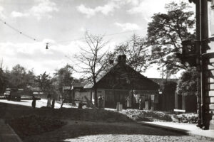Historia kieleckich ulic. Place Artystów i Konstytucji 3 Maja - Radio Kielce Kielce. Plac Artystów. Lata 1958-1959. Widok z ulicy Leśnej / źródło: Muzeum Historii Kielc