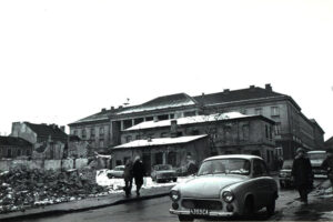 Historia kieleckich ulic. Place Artystów i Konstytucji 3 Maja - Radio Kielce Kielce. Plac Konstytucji 3 Maja. Lata 1968-1970. Wyburzenia przy ul. Leśnej, widok w kierunku Urzędu Miasta Kielce / źródło: facebook.com/kieleckieinwestycje