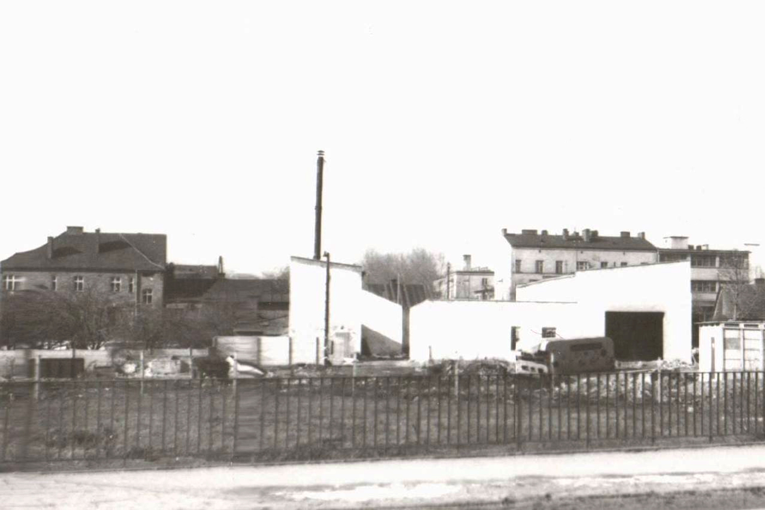 Kielce. Ulica Chęcińska. Lata 1960-1969. Budowa rozlewni piwa. Zdjęcie wykonane od strony ówczesnej ulicy Nowotki (obecnie biskupa Kaczmarka) / źródło: fotopolska.eu; fotografia z kolekcji Ewy Żymańczyk