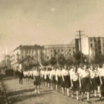 Kielce. Ulica Paderewskiego. 1 maja 1953 roku. Pochód pierwszomajowy przechodzi obok pierwszego dworca autobusowego w Kielcach / źródło: fotopolska.eu