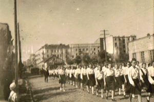 Historia kieleckich ulic. Paderewskiego - Radio Kielce Kielce. Ulica Paderewskiego. 1 maja 1953 roku. Pochód pierwszomajowy przechodzi obok pierwszego dworca autobusowego w Kielcach / źródło: fotopolska.eu
