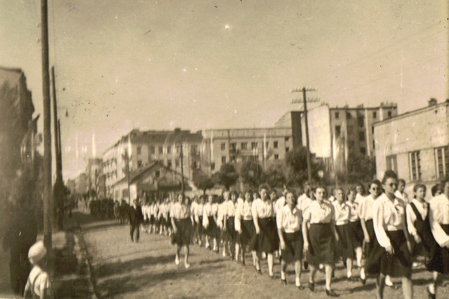 Kielce. Ulica Paderewskiego. 1 maja 1953 roku. Pochód pierwszomajowy przechodzi obok pierwszego dworca autobusowego w Kielcach / źródło: fotopolska.eu Kielce. Ulica Paderewskiego. 1 maja 1953 roku. Pochód pierwszomajowy przechodzi obok pierwszego dworca autobusowego w Kielcach / źródło: fotopolska.eu