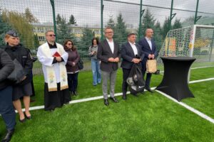 12.11.2025. Sandomierz. Otwarcie boiska wielofunkcyjnego przy Zespole Szkół Technicznych i Ogólnokształcących / Fot. Grażyna Szlęzak-Wójcik - Radio Kielce