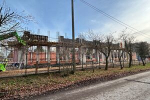 Podkielecka gmina stawia na sport. Dzieci będą ćwiczyć w nowoczesnych halach - Radio Kielce Hala sportowa przy szkole w Niedźwiedziu / Fot. Marcin Marszałek - Radio Kielce