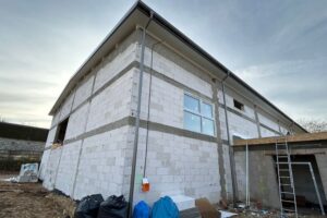 Podkielecka gmina stawia na sport. Dzieci będą ćwiczyć w nowoczesnych halach - Radio Kielce Hala sportowa przy szkole w Chełmcach / Fot. Marcin Marszałek - Radio Kielce