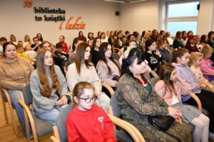 Dzieci powinny tupać i klaskać podczas czytania - Radio Kielce 14.11.2025. Kielce. Wojewódzka Biblioteka Publiczna im. Witolda Gombrowicza w Kielcach. Akcja „1000 książek na Tysiąclecie Królestwa Polskiego” / Fot. Wojewódzka Biblioteka Publiczna im. Witolda Gombrowicza w Kielcach - Facebook