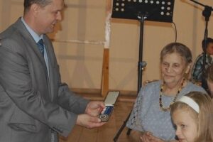 Maria Mączyńska – wybitna łuczniczka, olimpijka oraz wielokrotna mistrzyni Polski, Europy i świata – została uhonorowana tytułem Honorowego Obywatela Opatowca / Fot. Burmistrz UMIG Opatowiec