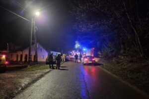 Ciężarówka najechała na mężczyznę, który leżał na pasie ruchu - Radio Kielce 16.11.2025. Złota. Wypadek / źródło: OSP Złota