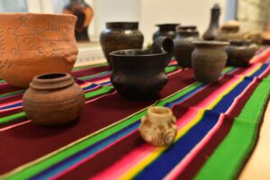 29.11.2025. Końskie. SOWA - KCK. Wystawa „Ziemia Króla 1025-1925-2025- 1000 lat korony polskiej, 100 lat od odkrycia cmentarzyska z XI wieku w Końskich” / Fot. Magdalena Galas-Klusek - Radio Kielce