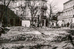 Historia kieleckich ulic. Place Artystów i Konstytucji 3 Maja - Radio Kielce Kielce. Plac Artystów. Lata 1959-1960. Budowa placu z fontanną / źródło: fotopolska.eu; zdjęcie z kolekcji Ewy Żymańczyk