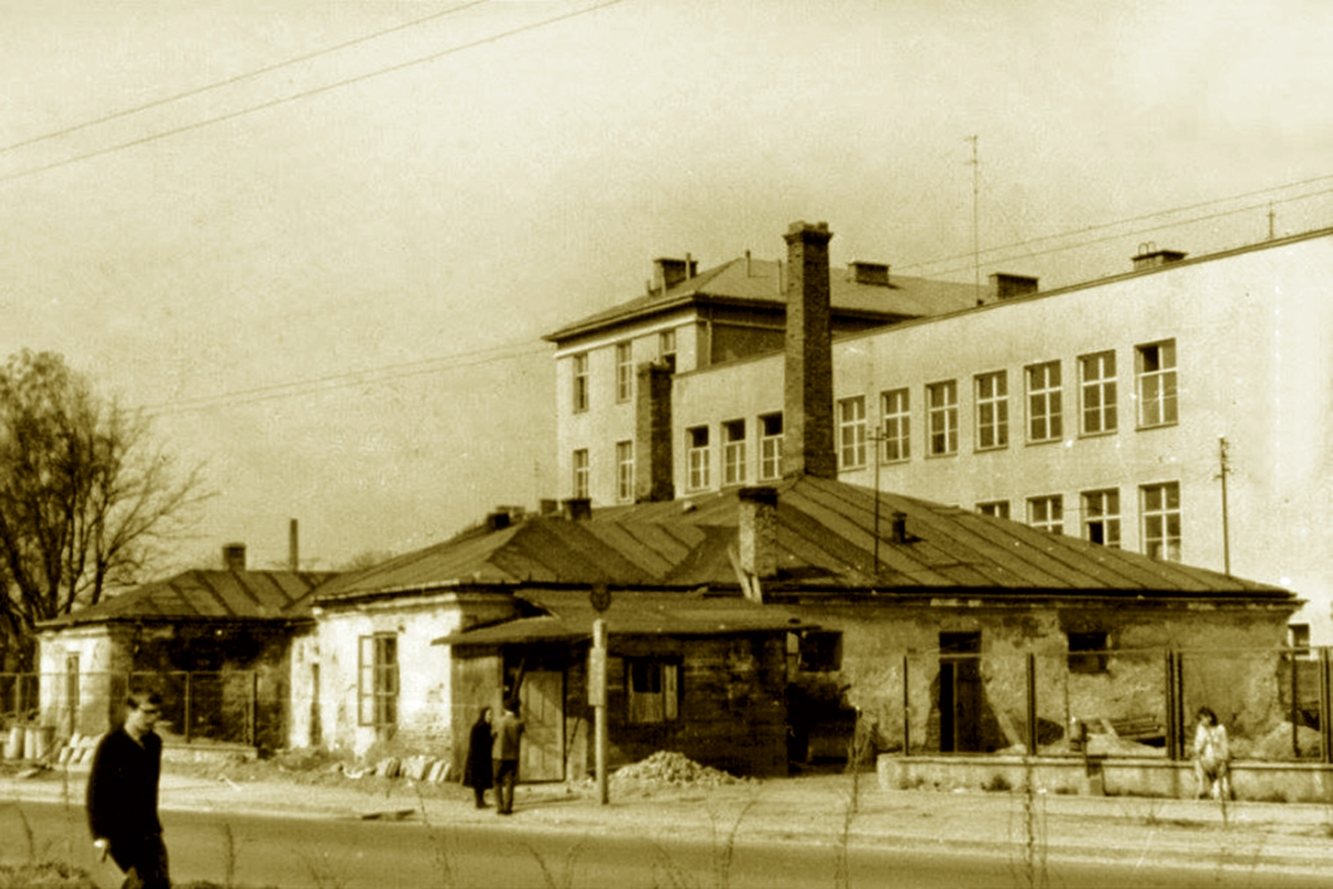 Kielce. Ulica Chęcińska. Lata 1960-1970. Piekarnia wojskowa, która wchodziła w skład kompleksu koszarowego / źródło: fotopolska.eu