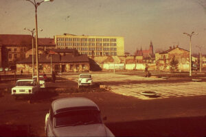 Historia kieleckich ulic. Place Artystów i Konstytucji 3 Maja - Radio Kielce Kielce. Plac Konstytucji 3 Maja. Lata 1969-1971 / źródło: facebook.com/kieleckieinwestycje
