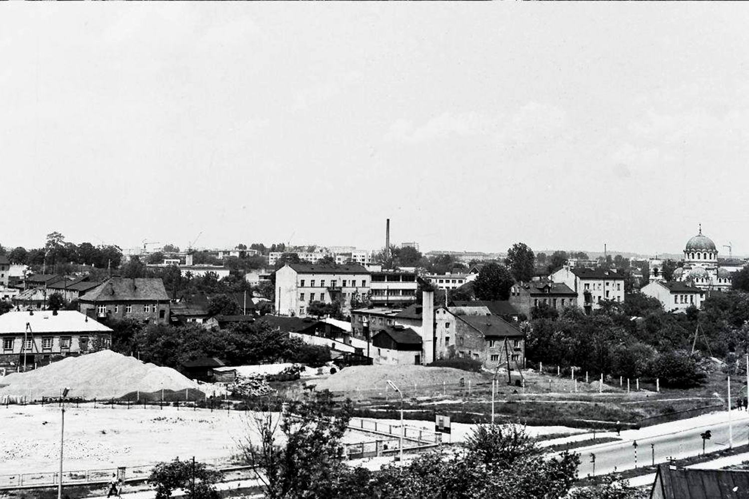 Kielce. Ulica Chęcińska. Lata 1964-1966. Widok z Kadzielni w kierunku ulic Chęcińskiej i Krakowskiej. W środku browar Dłużewskich / źródło: facebook.com/kieleckieinwestycje