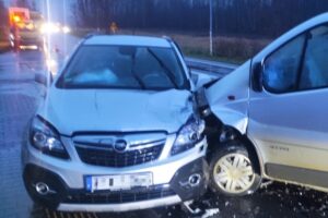 Czołowe zderzenie w Ćmińsku - Radio Kielce 17.11.2025. Ćmińsk. Wypadek / Fot. policja