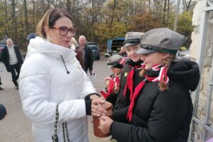 Z gorącymi sercami dla historii – kwesta na buskim cmentarzu - Radio Kielce 01.11.2025. Busko-Zdrój. Wszystkich Świętych. Kwesta / Fot. Marta Gajda-Kruk - Radio Kielce