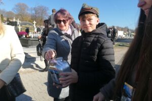Wolontariusze zachęcają do wsparcia renowacji historycznych grobów - Radio Kielce 01.11.2025. Pińczów. Wszystkich Świętych. Kwesta / Fot. Marta Gajda-Kruk - Radio Kielce