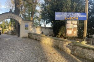 02.11.2025. Sandomierz. Cmentarz katedralny. Kwesta / Fot. Grażyna Szlęzak-Wójcik - Radio Kielce