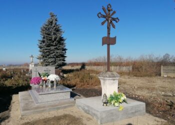 18.11.2025. Gorysławice. Cmentarz parafialny. Najstarsza, zabytkowa część cmentarza / Fot. Marta Gajda-Kruk - Radio Kielce