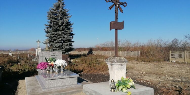 18.11.2025. Gorysławice. Cmentarz parafialny. Najstarsza, zabytkowa część cmentarza / Fot. Marta Gajda-Kruk - Radio Kielce