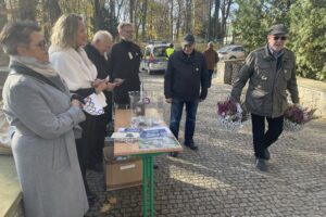 01.11.2025. Sandomierz. Cmentarz Katedralny. Wszystkich Świętych. Kwesta / Fot. Grażyna Szlęzak-Wójcik - Radio Kielce