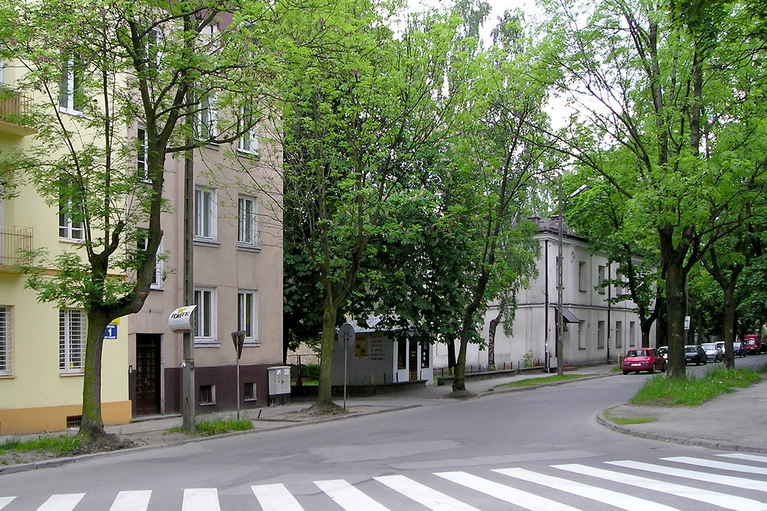 Kielce. Ulica Chęcińska. 15 sierpnia 2002 roku. Skrzyżowanie ulic Karczówkowskiej i Chęcińskiej przed remontem. W głębi jeden z budynków kompleksu koszarowego / źródło: fotopolska.eu