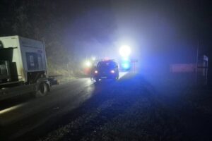 Ciężarówka najechała na mężczyznę, który leżał na pasie ruchu - Radio Kielce 16.11.2025. Złota. Wypadek / źródło: OSP Złota