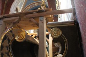 Kościół św. Piotra i Pawła w Sancygniowie. Prace konserwatorskie przy renowacji zabytkowych stalli / Fot. Marta Gajda-Kruk - Radio Kielce